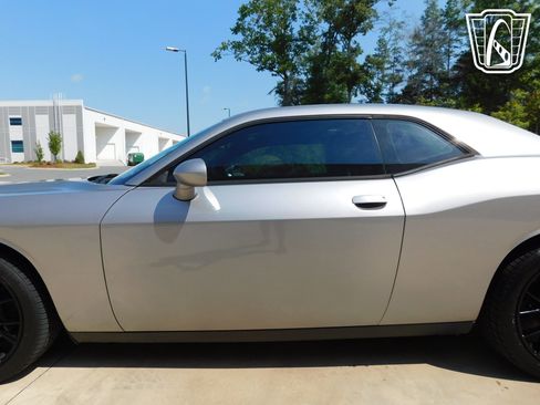 Used 2015 Dodge Challenger SXT w/ Driver Convenience Group RWD image 13