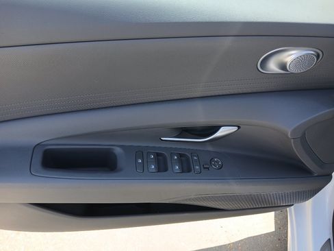 Used 2025 Hyundai Elantra SE FWD image 10