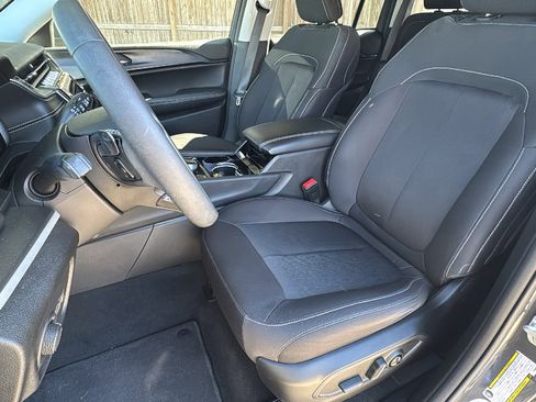 Used 2023 Jeep Grand Cherokee Laredo image 13