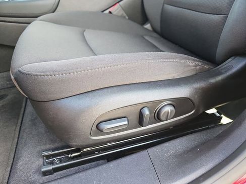 Used 2018 Chevrolet Malibu LT image 16