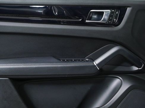 Certified 2023 Porsche Cayenne Coupe image 6