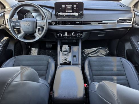 Used 2024 Mitsubishi Outlander SE image 13