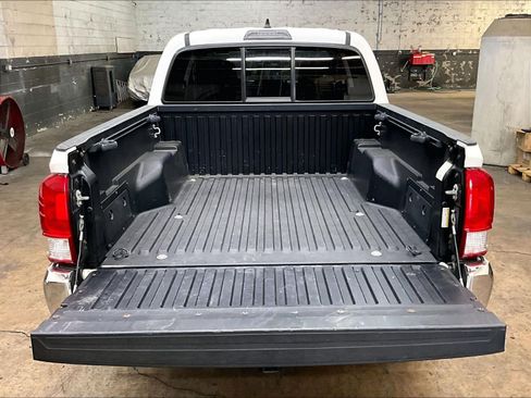 Used 2017 Toyota Tacoma SR5 w/ Tow Package RWD image 37