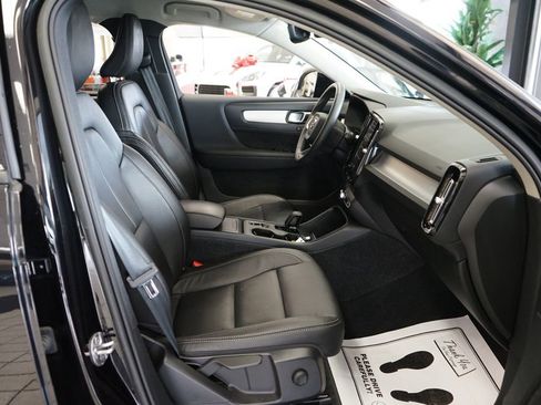 Used 2022 Volvo XC40 T5 Momentum image 42