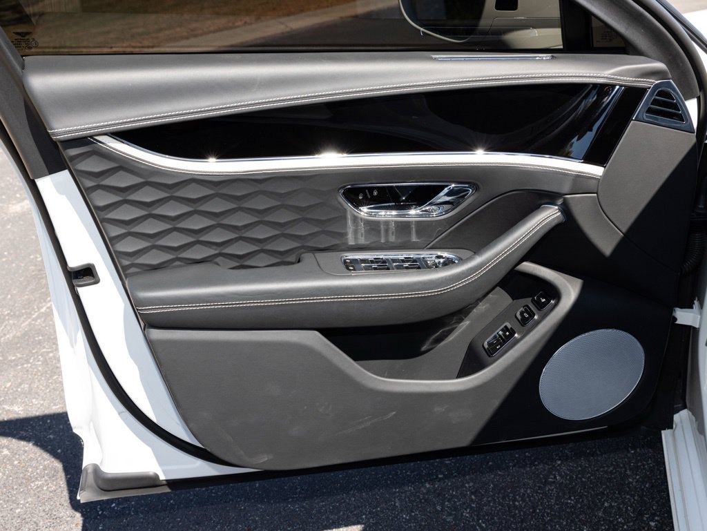 Used 2025 Bentley Flying Spur Plug-In Hybrid AWD/4WD image 22