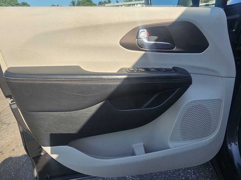 Used 2018 Chrysler Pacifica Touring-L w/ Advanced Safetytec Group FWD image 15