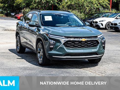 Used 2025 Chevrolet Trax LT FWD image 4