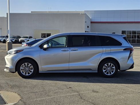 Used 2024 Toyota Sienna LE image 3