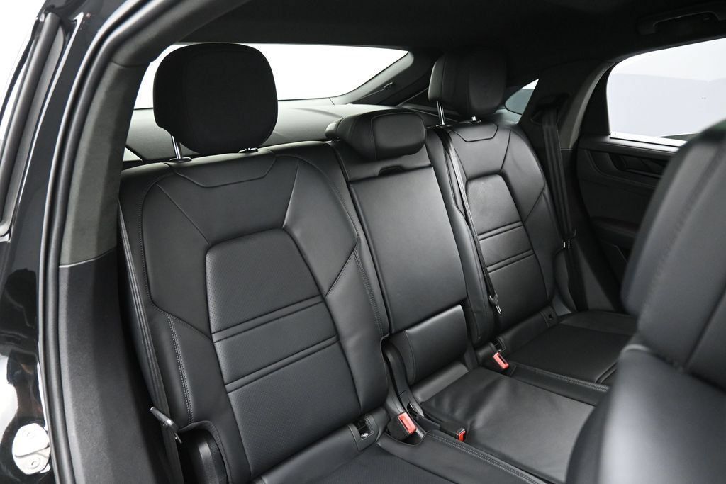 Certified 2025 Porsche Cayenne GTS AWD/4WD image 28