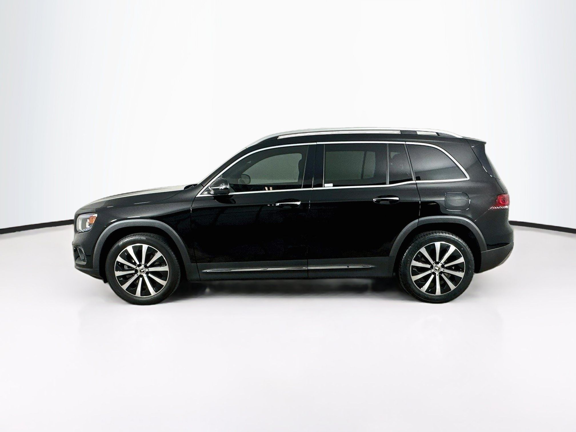 Used 2023 Mercedes-Benz GLB 250 w/ Premium Package image 4