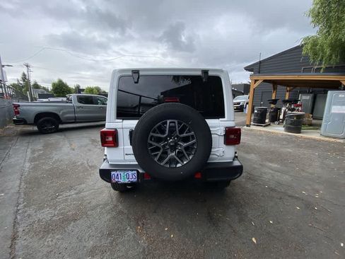 Used 2025 Jeep Wrangler Unlimited Sahara AWD/4WD image 5