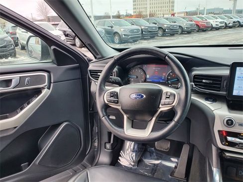 Used 2022 Ford Explorer XLT w/ Equipment Group 202A image 8