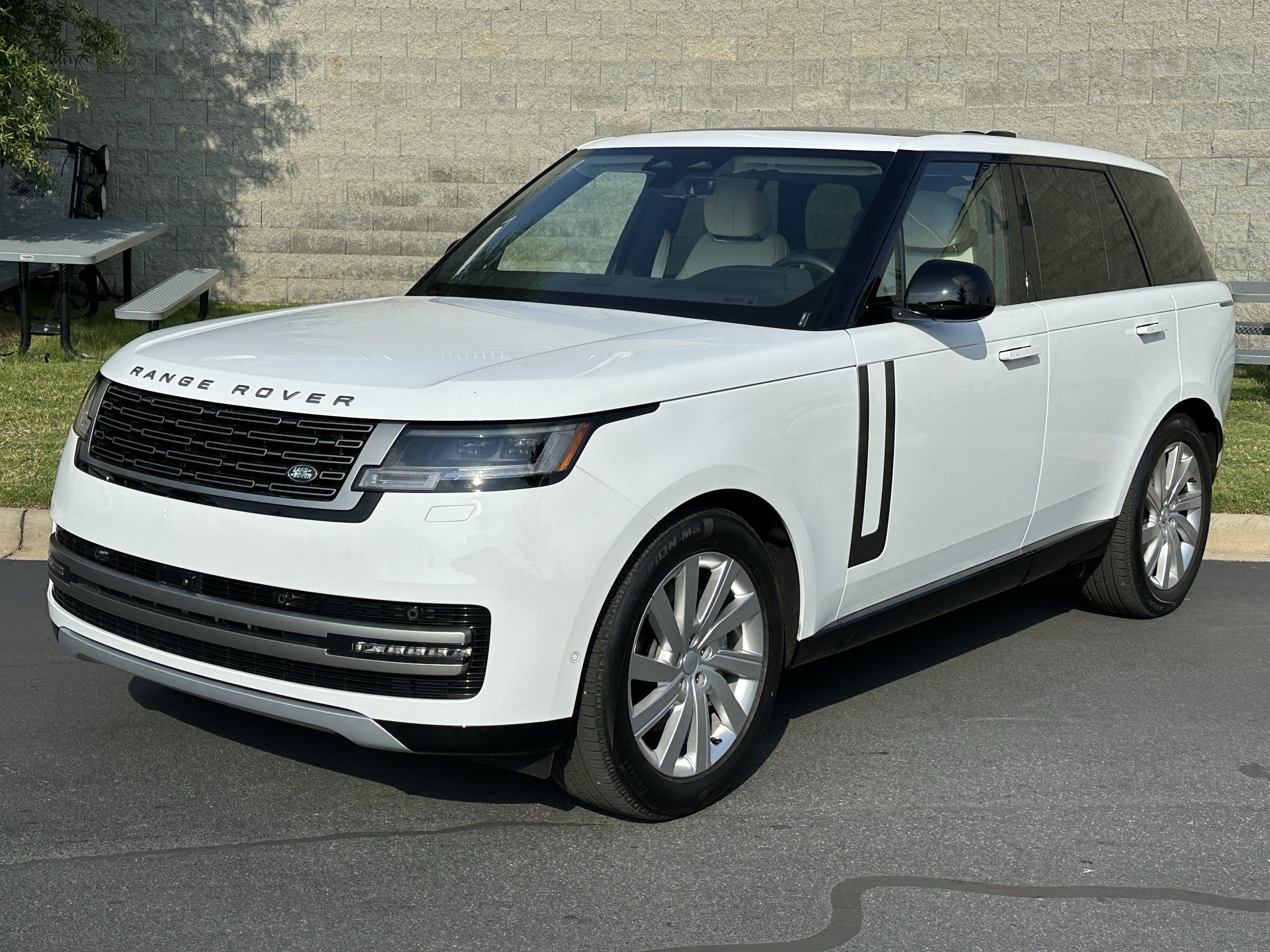 Certified 2025 Land Rover Range Rover SE AWD/4WD image 2