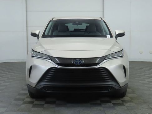 Used 2021 Toyota Venza LE image 2