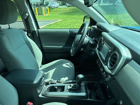 Used 2016 Toyota Tacoma SR5 w/ SR5 Appearance Package (SN) AWD/4WD image 21