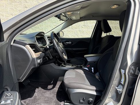 Used 2016 Jeep Cherokee Latitude w/ Cold Weather Group FWD image 14