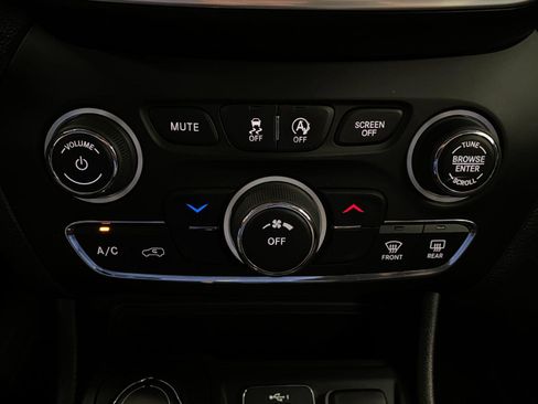 Used 2021 Jeep Cherokee Latitude AWD/4WD image 23