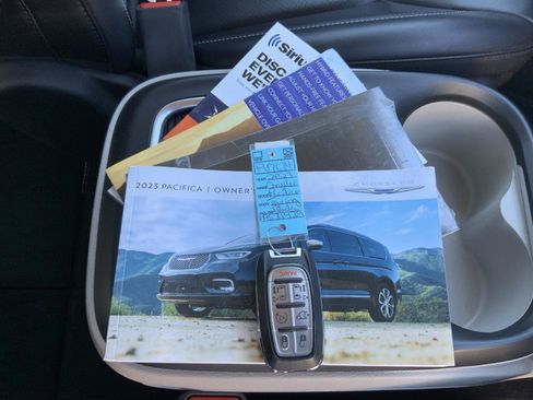 Used 2023 Chrysler Pacifica Touring-L image 63