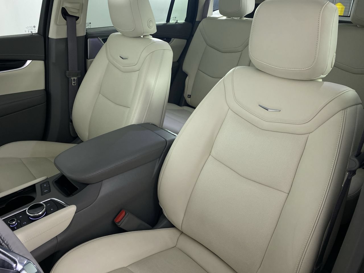 Used 2024 Cadillac XT6 Premium Luxury w/ Technology Package FWD image 12