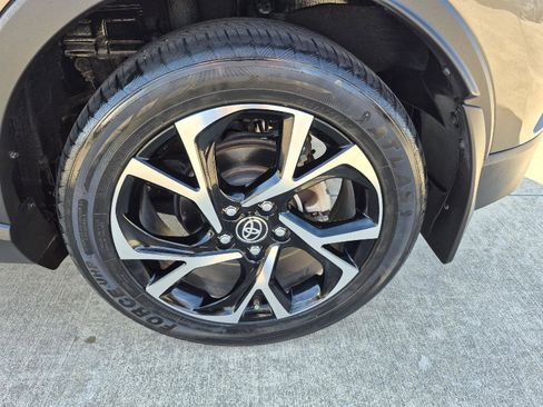 Used 2021 Toyota C-HR XLE image 4