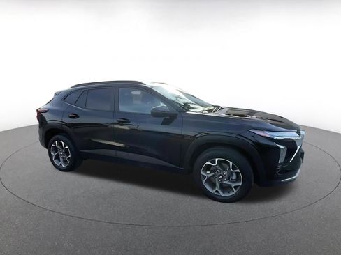 Used 2025 Chevrolet Trax LT image 2