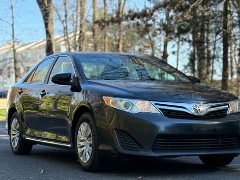 Used 2012 Toyota Camry LE image 3