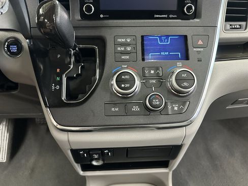 Used 2019 Toyota Sienna XLE FWD image 21
