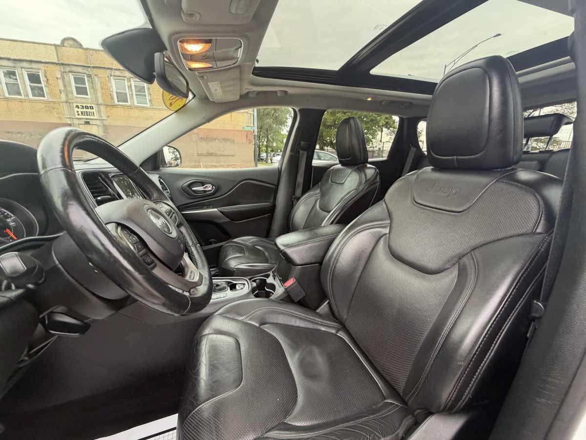Used 2019 Jeep Cherokee Limited w/ Trailer Tow Group AWD/4WD image 13