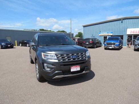 Used 2017 Ford Explorer Limited w/ Equipment Group 301A AWD/4WD image 3