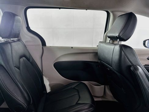 Used 2024 Chrysler Pacifica Touring-L FWD image 25