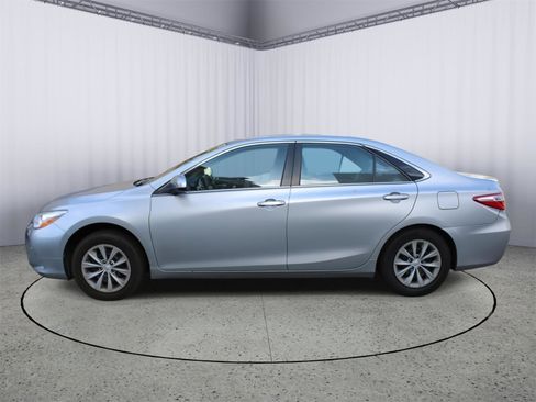 Used 2017 Toyota Camry LE image 4