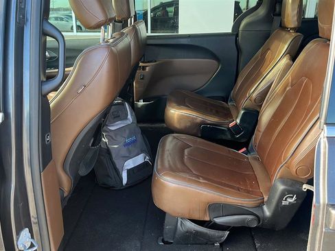 Used 2017 Chrysler Pacifica Limited image 3