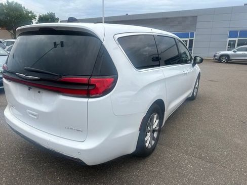 Used 2026 Chrysler Pacifica Limited FWD image 3