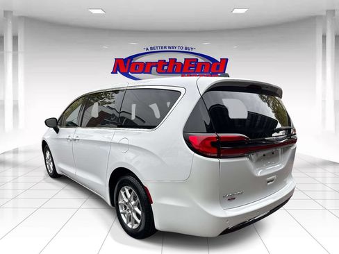 Used 2024 Chrysler Pacifica Touring-L FWD image 5