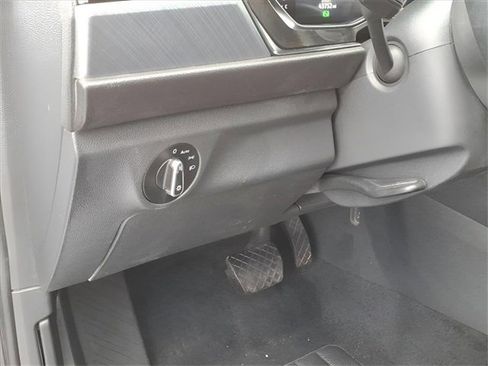 Used 2024 Volkswagen Jetta SE image 19