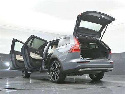 Used 2024 Volvo V60 B5 Cross Country Ultimate image 56