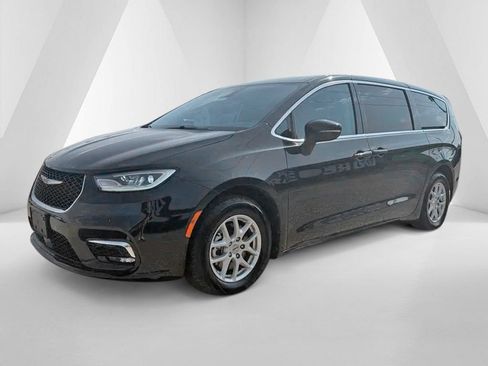 Used 2023 Chrysler Pacifica Touring-L FWD image 3