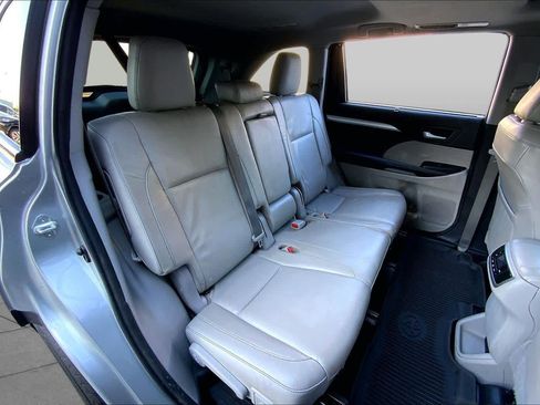 Used 2018 Toyota Highlander XLE AWD/4WD image 20