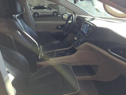 Used 2023 Chrysler Pacifica Limited image 7