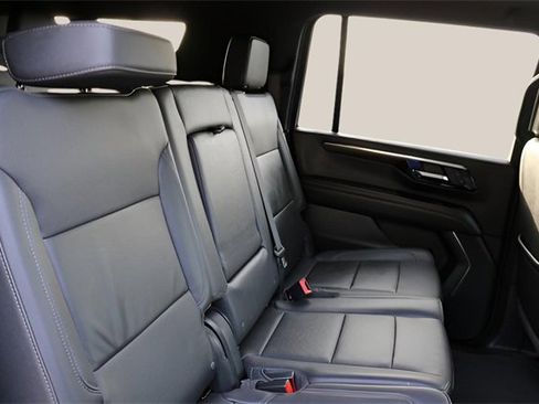 Used 2025 Chevrolet Suburban Z71 image 17