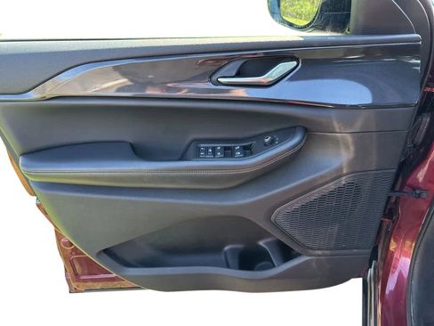 Used 2023 Jeep Grand Cherokee L Laredo image 11