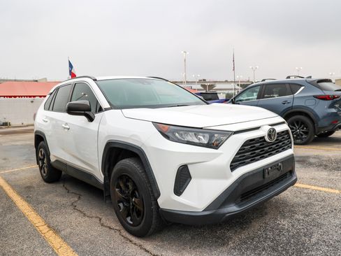 Used 2021 Toyota RAV4 LE FWD image 6