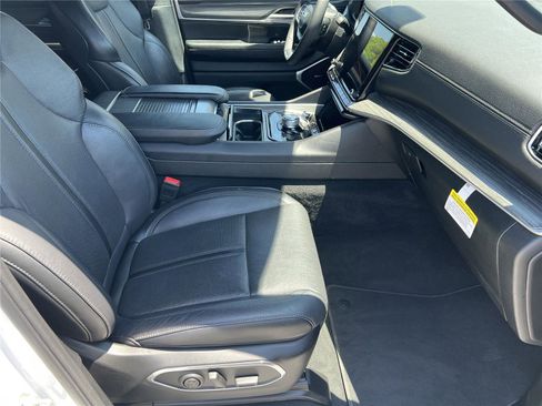 Used 2024 Jeep Wagoneer L Series II RWD image 28