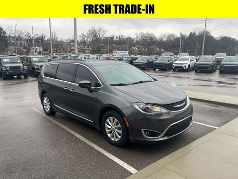 Used 2018 Chrysler Pacifica Touring-L image 1