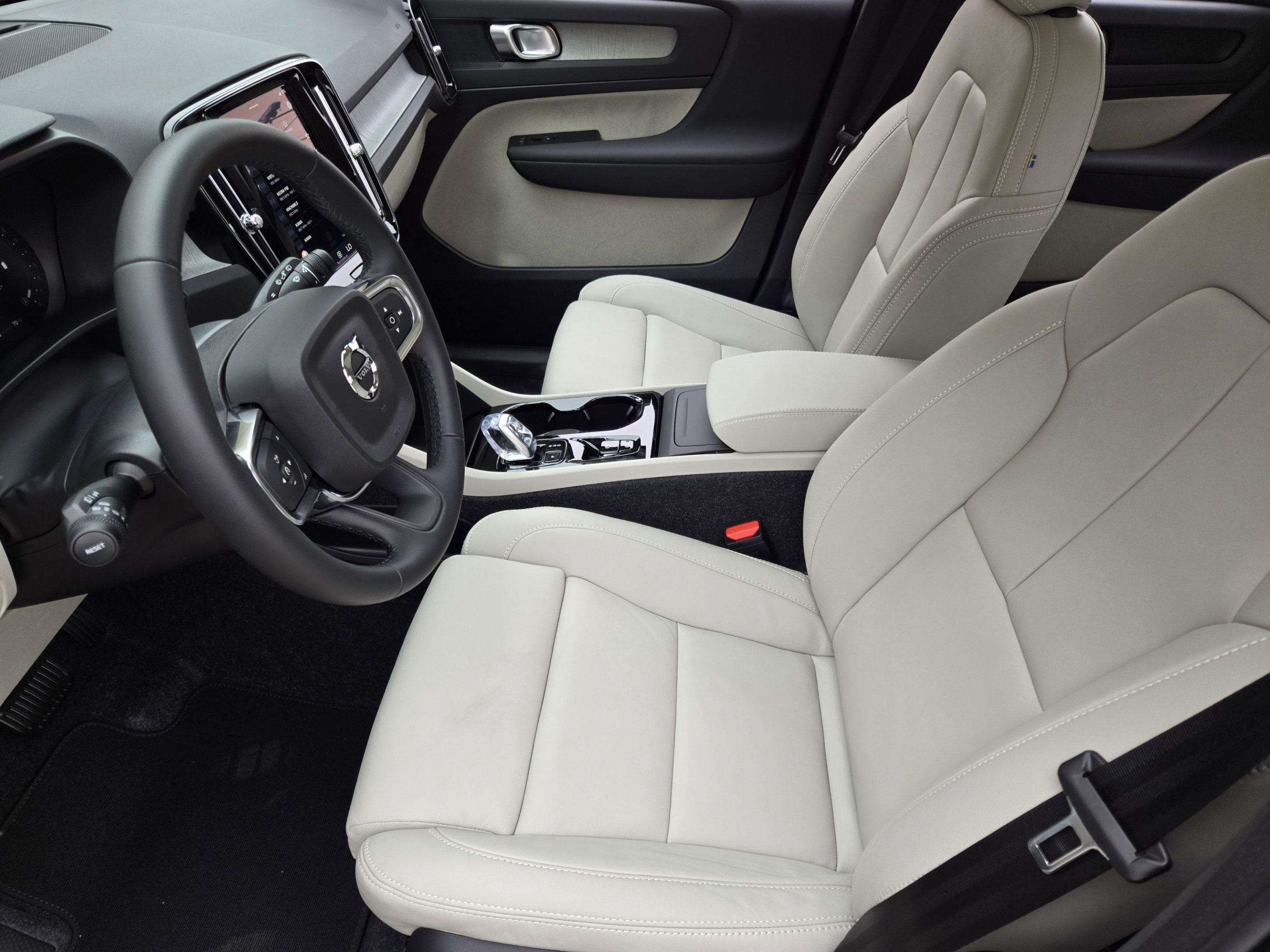 Used 2026 Volvo XC40 B5 Plus w/ Protection Package Premier AWD/4WD image 15