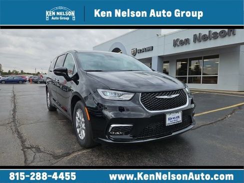 New 2026 Chrysler Pacifica Select image 1