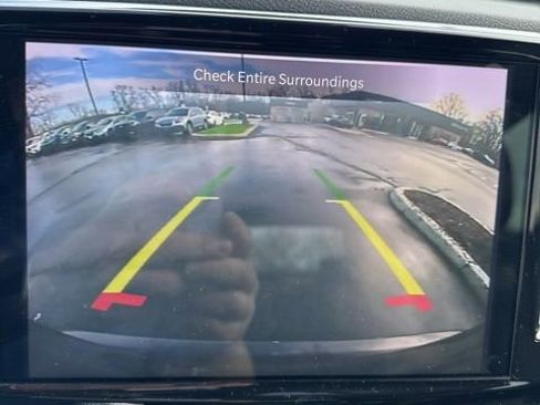 Used 2023 Chrysler Pacifica Touring-L image 6