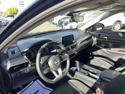 Used 2025 Nissan Altima 2.5 SV image 10
