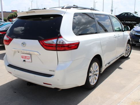 Used 2016 Toyota Sienna Limited Premium FWD image 9