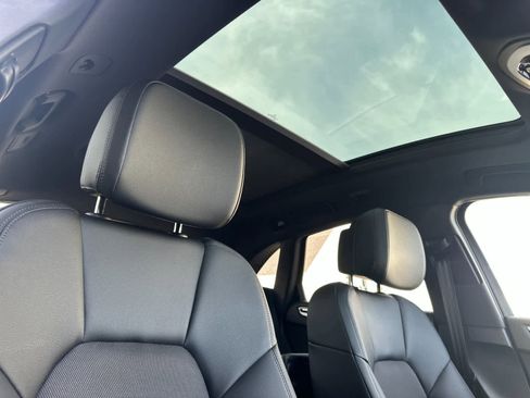 Certified 2025 Porsche Macan image 18